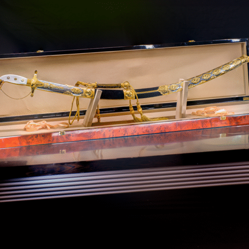 سيف العرضة ذهبي